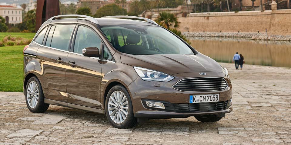 Beigenruskea Ford C-Max tila-auto