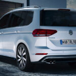 VW Touran takaviistosta